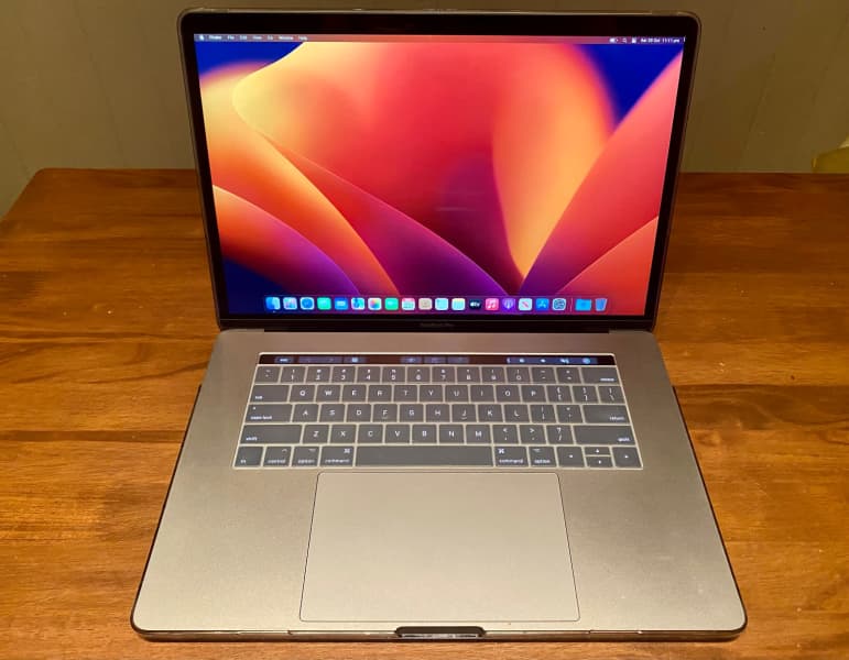 MacBook Pro 15 Inch -MS Office Win 11: i7 -16GB ram -512GB SSD