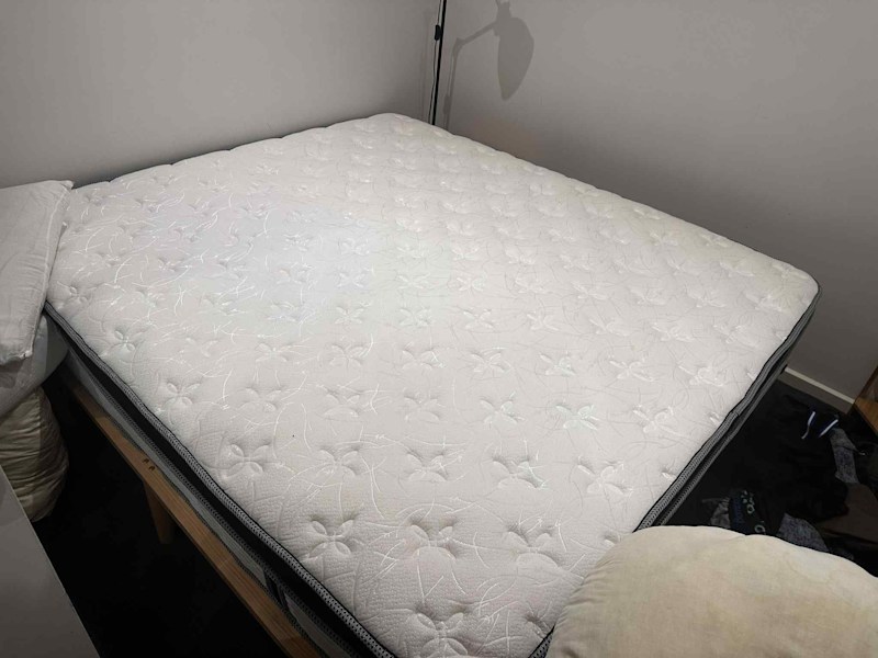 King Sized Bed & Mattress combo62863405810305111