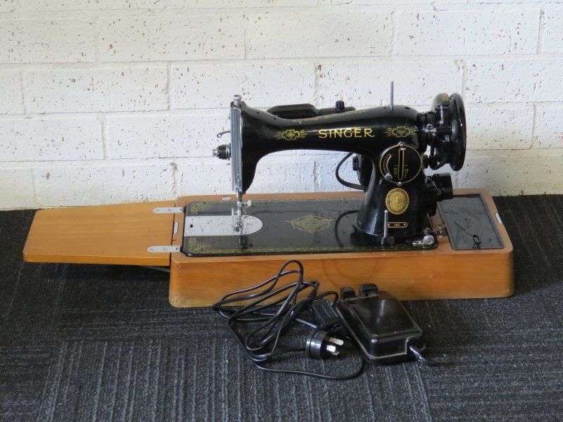 Vintage Singer sewing machine, 15k model, electric pedal, ex condition63612125889411111