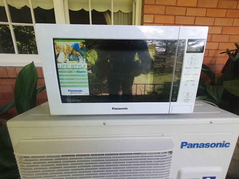 PANASONIC INVERTER MICROWAVE...1100 WATTS...25 LITRE CAPACITY.63019532346241112