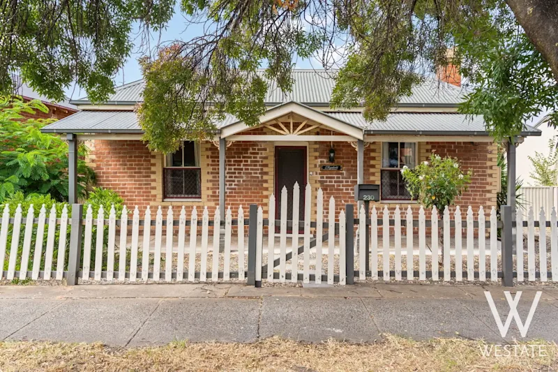 PRIME LOCATION, LOW MAINTENANCE & MOVE-IN READY!62929682443138111