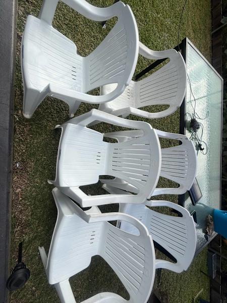6 white chairs for Sale 62866849425026113