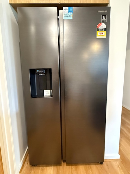 SAMSUNG Refrigerator with Auto Ice Maker and Metal Cooling630142356830751112