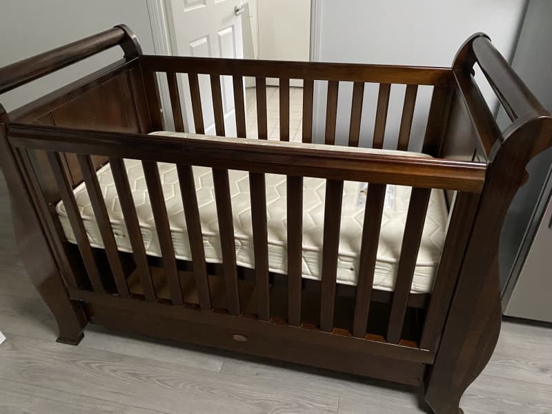 Boori sleigh hotsell cot baby bunting