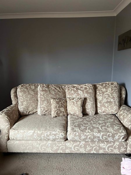 Lounge and matching ottomans62863375445507111