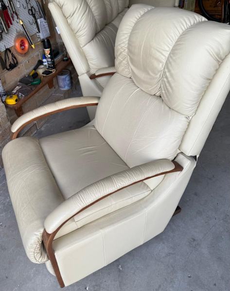 Lazy Boy 2 seater lounge plus 2 recliners in excellent condition.62863379266179111