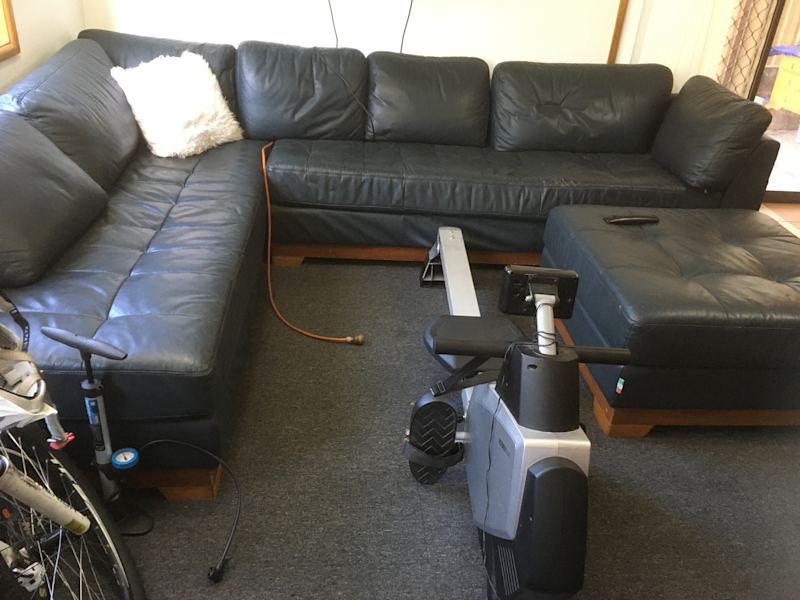 Leather CornerLounge Ottoman Cost$5400 3.4mX3.4m Great for Sleepovers62863840003330112