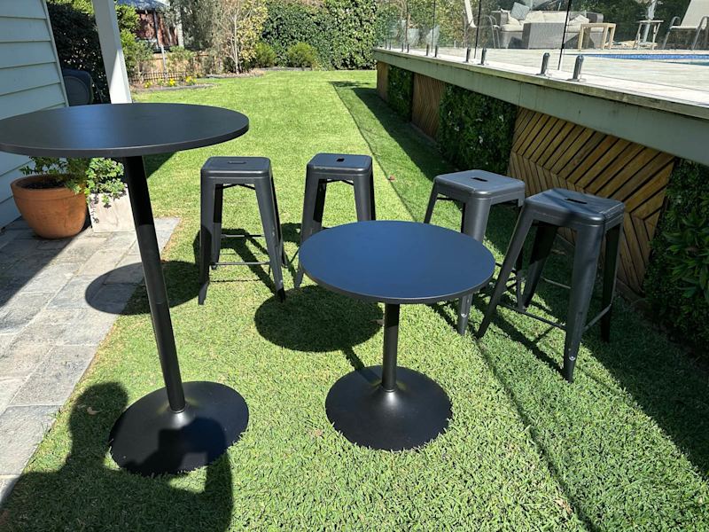 Bar Table and Stools62863381379970113
