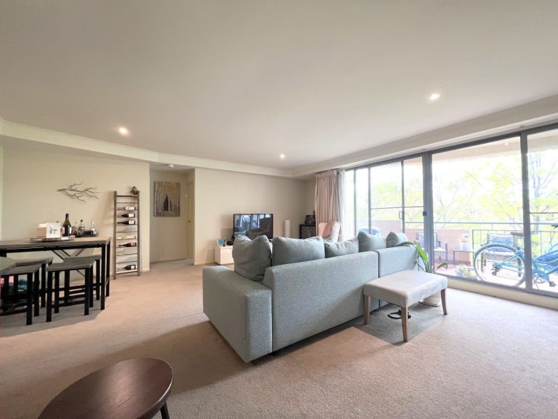 Spacious fourth floor apartment62929677953281112