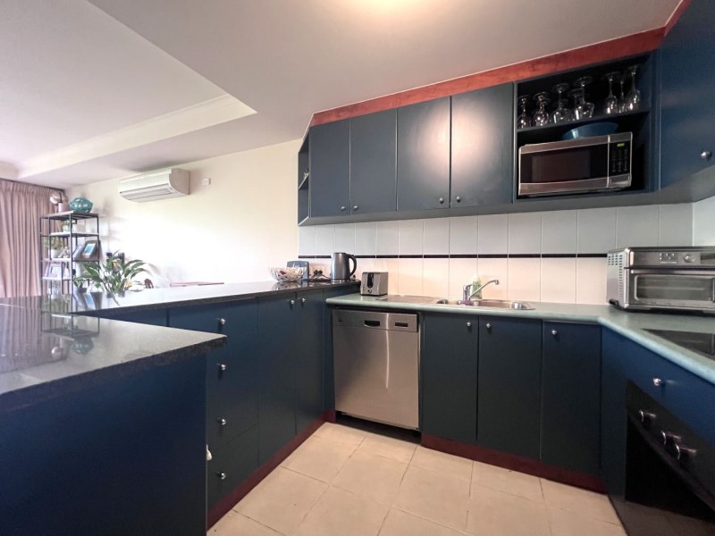 Spacious fourth floor apartment62929677953281113