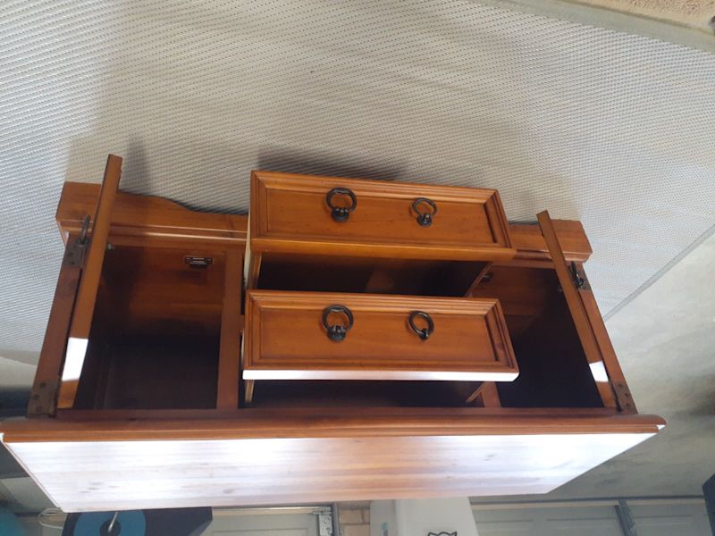 Small timber TV cabinet62863381231361111