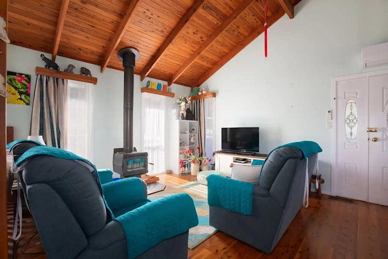 Gorgeous family home offers multi-generational living, close to town, great views!62929683653123114
