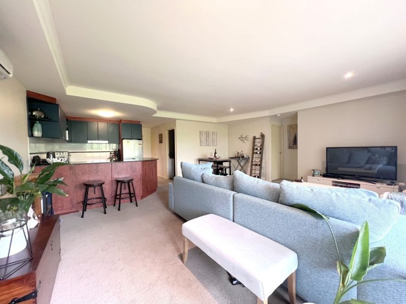 Spacious fourth floor apartment62929677953281111