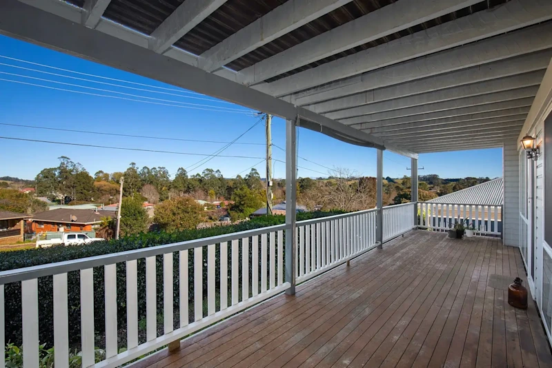 Gorgeous family home offers multi-generational living, close to town, great views!62929683653123111