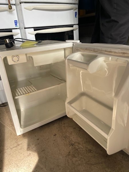 Small bar fridge630133491235861129