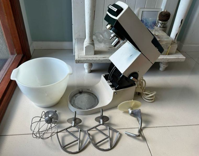~.1970s KENWOOD CHEF Mixer* Model A701A* Original bowl & attachments63018174407426112