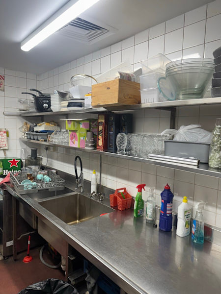 Busy cafe in the heart of Liverpool 63438846529154113