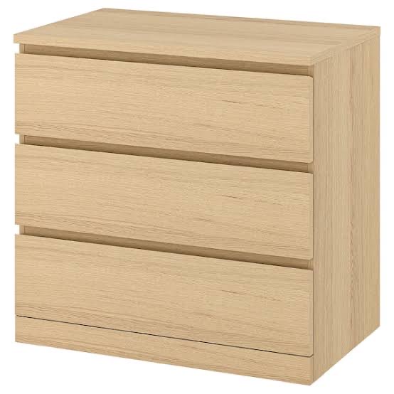 Queen bed, chest of drawers and bedside tables62929669467138111