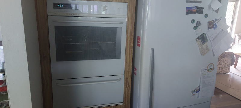 St George white Wall oven with separate grill, works well.63017764364931111