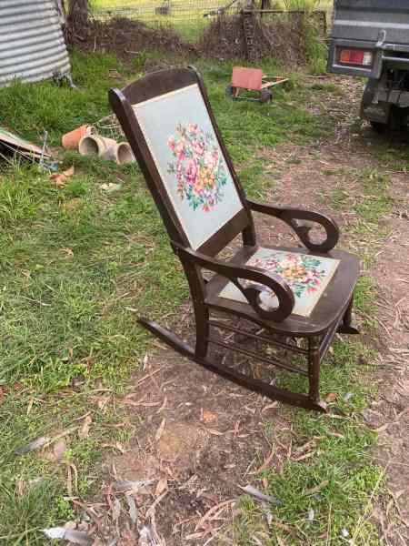 Vintage Rocking Chair62863375462401112
