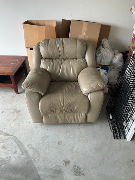 Beige recliner62864723051779111