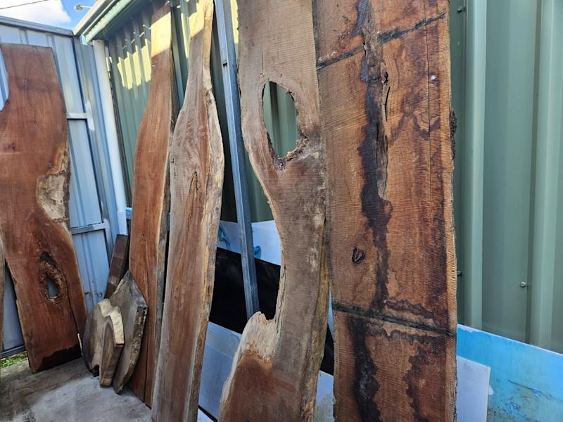 Planks of timber various sizes and varieties630078231764511113