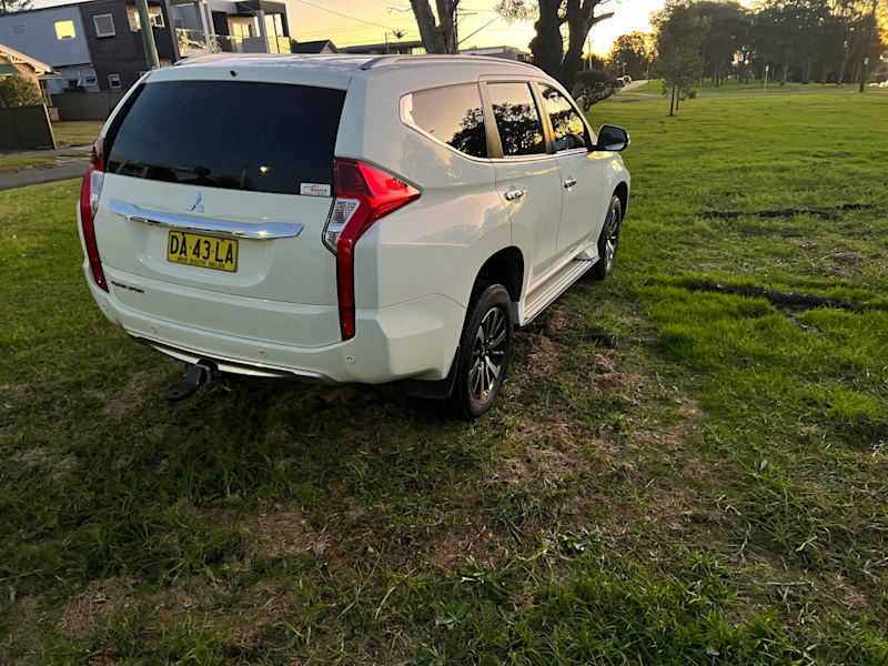White Mitsubishi Pajero Sport 201662935690261634112