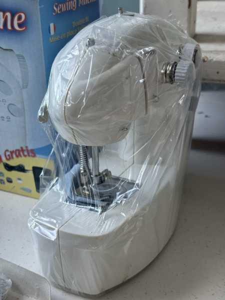 MINI TWO THREAD ELECTRIC SEWING MACHINE* Retro63017765279235114