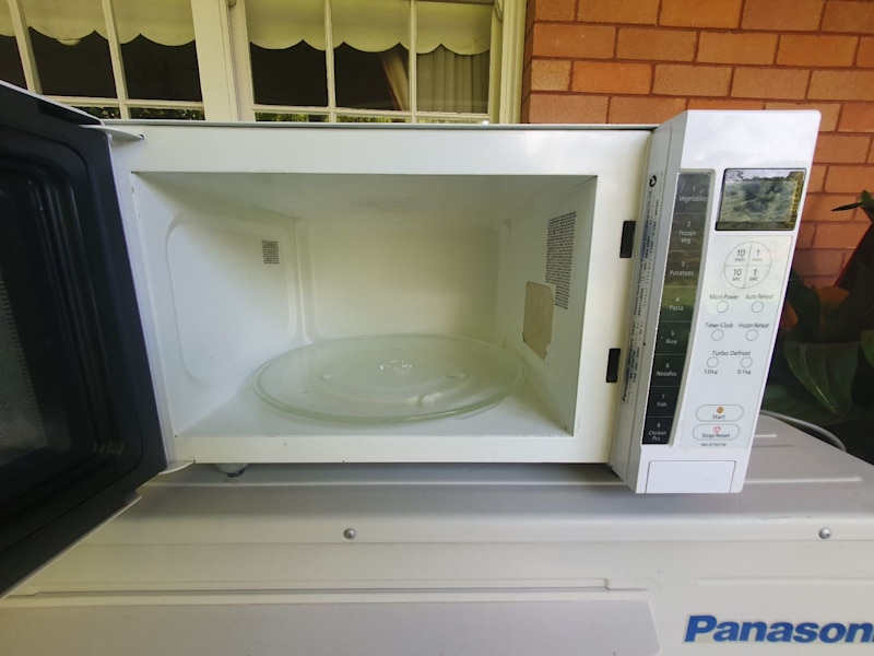 PANASONIC INVERTER MICROWAVE...1100 WATTS...25 LITRE CAPACITY.63019532346241111