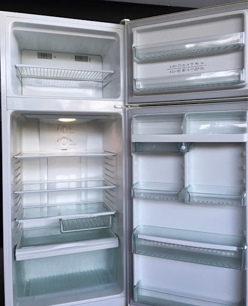 Westinghouse 420L Fridge& freezer, can deliver 63022180526082111