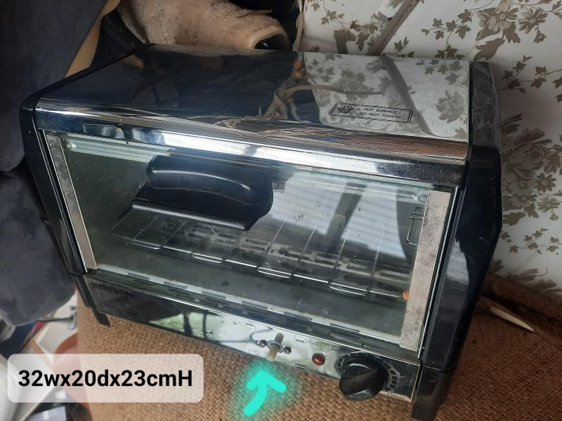 used small electric oven - WORKING (note missing 1 knob but can still 63016061292801111