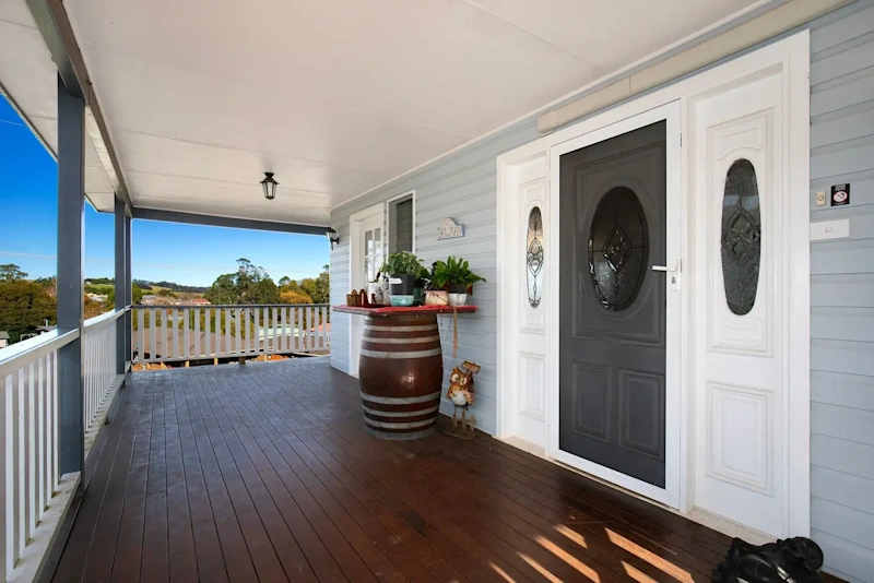 Gorgeous family home offers multi-generational living, close to town, great views!62929683653123112