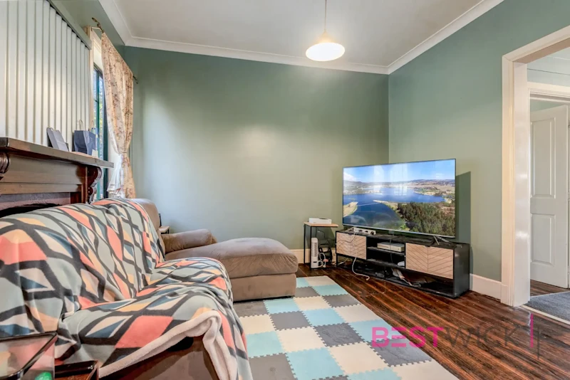 Full of Character & Close to CBD62933717875202112