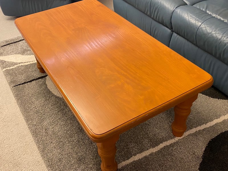 Small timber coffee table, measures 1200 x 6 30 mm, height 400 mm. C62863407437057119