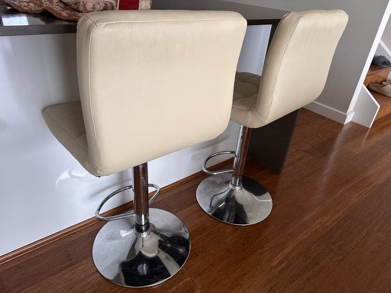 2 cream leather stools in good conditions 62863408163713112