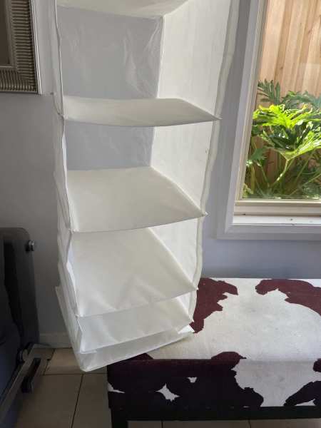 White hanging shelves VGC63437625187586112