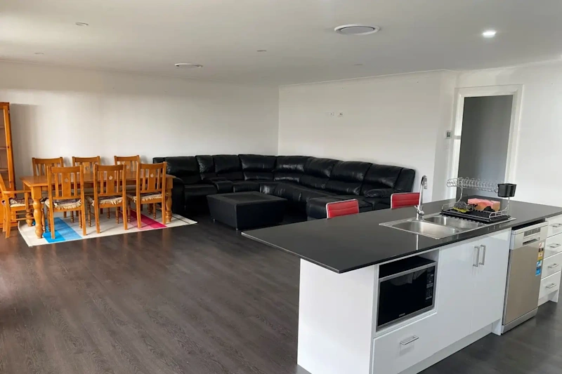 Spacious & Stylish Family Home in North Orange62929681523203113