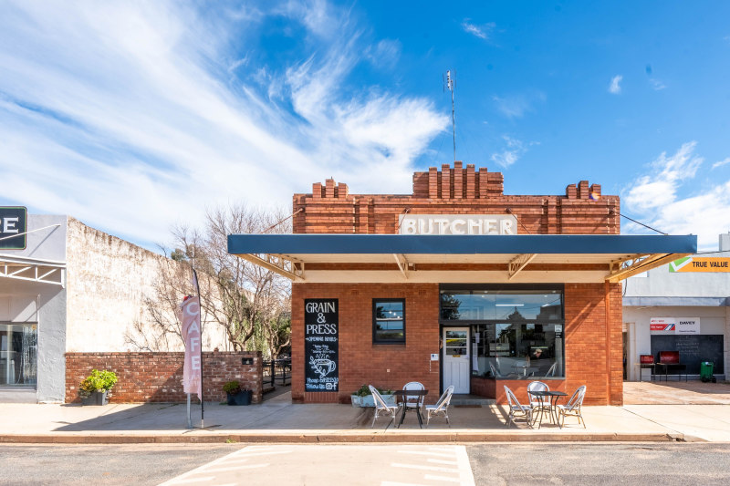 Well Established Cafe Business With Residence Or Investment!62929683619459116