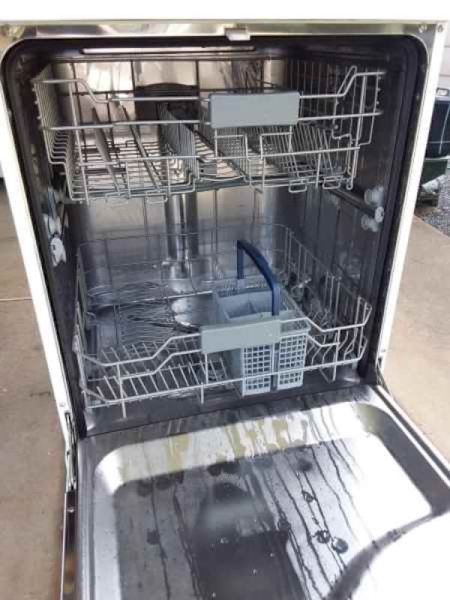 Omega White Dishwasher in as new condition63612126920450112