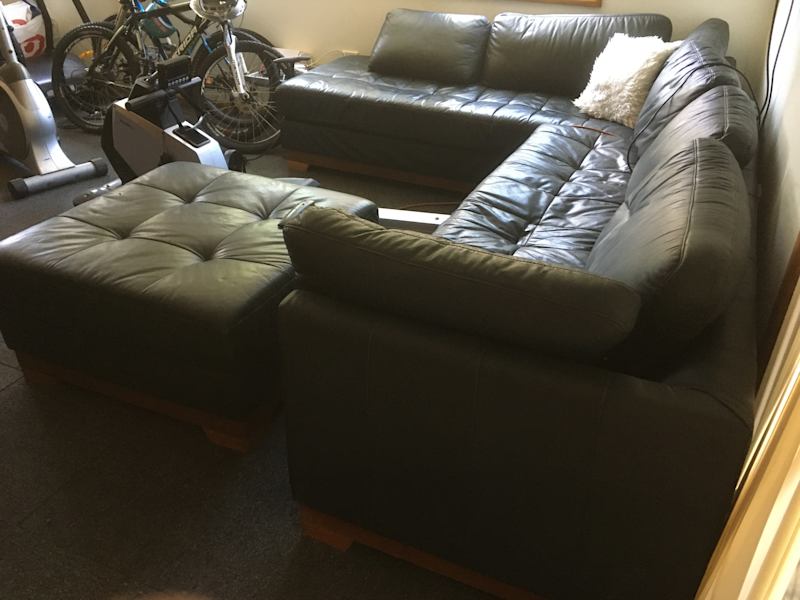 Leather CornerLounge Ottoman Cost$5400 3.4mX3.4m Great for Sleepovers62863840003330113