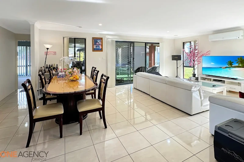 Versatile 4-Bedroom Home with Established Salon in Quiet Location62930689543553113