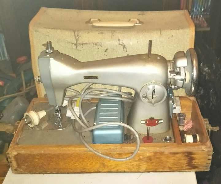 Vintage sewing machine630142385632021113