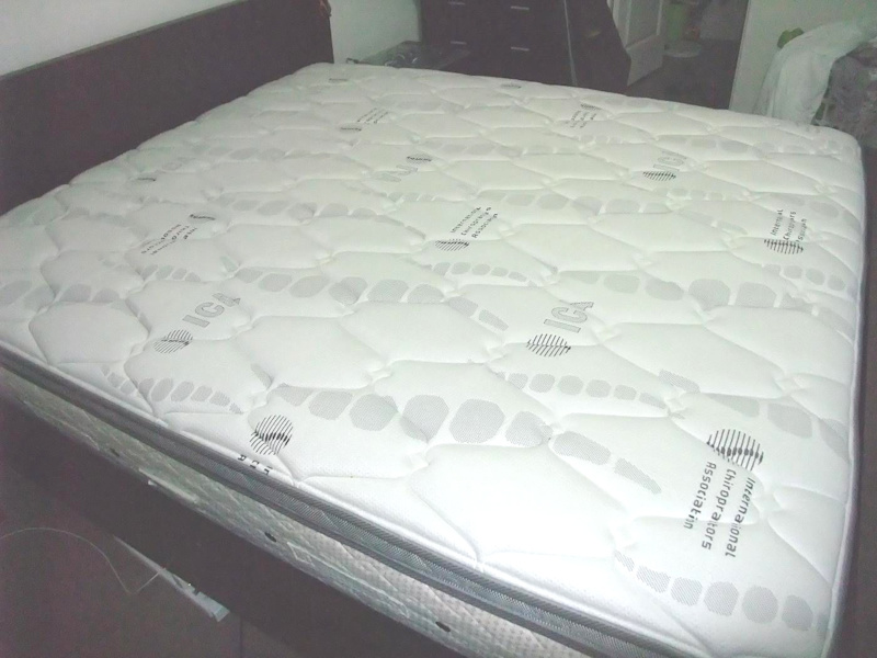 King Size, Nearly New King Koil Chiropractic Mattress, Medium Firm62864724474754112