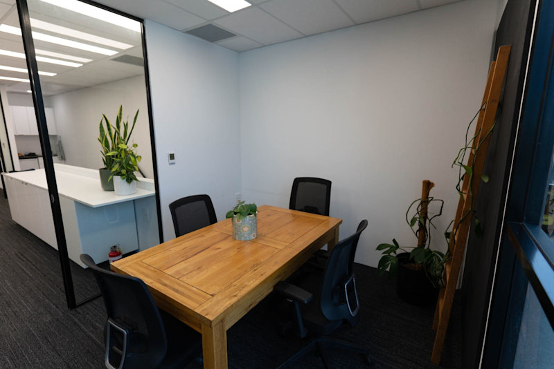 Office Space / 7 Hot Desks for Rent62930683874051112