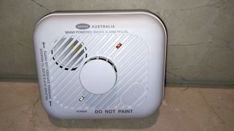Brooks 240 Volt Surface Mounted Wired Interconnect Heat Detector With63010349810818112