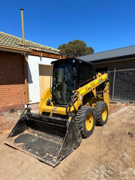 Skid steer/ bobcat hire/ loader rental $290 per day63012444654338112