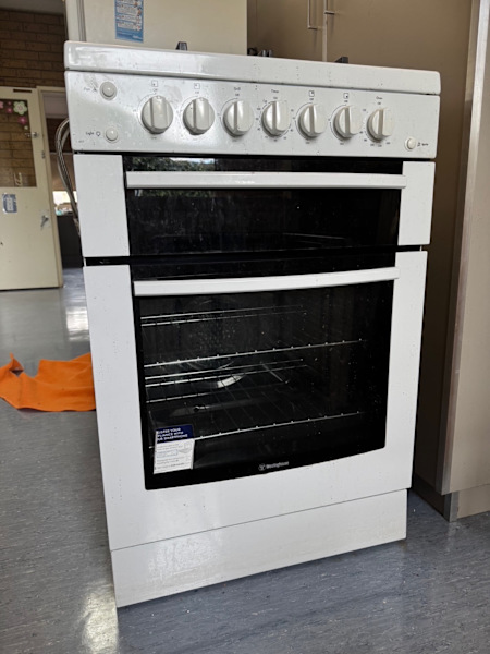Gas oven, stove, grill - 4 years old and hardly used.63442740642819110