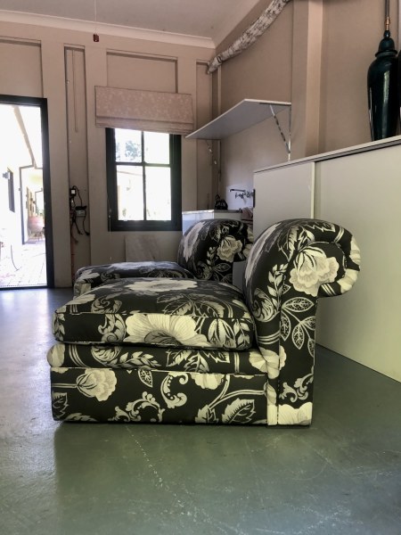 Armless Feather Down Black and White Floral Lounge Chairs62863376296322112