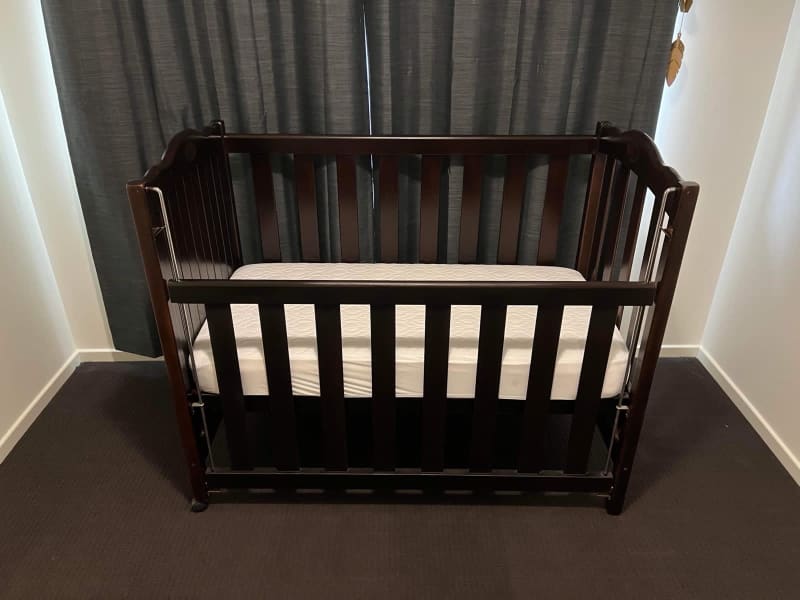 Target hotsell baby cot