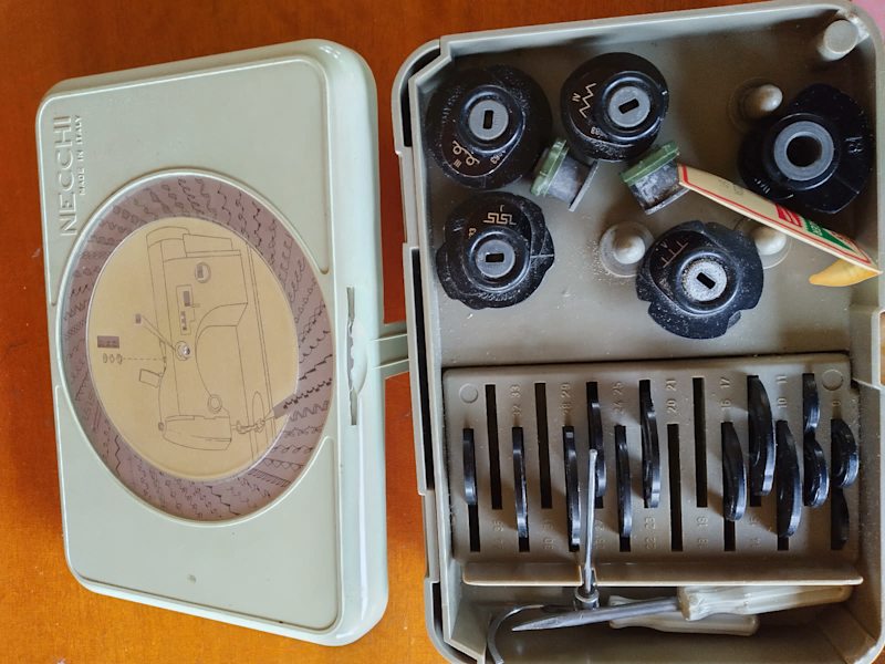 NECCHI SUPERNOVA MARK II VINTAGE SEWING MACHINE WITH INTEGRATED TABLE63612128753922113